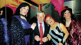 Vladimíra Železného si hýčkaly v baru pro gaye a lesbičky v Ostravě ´holky´ z travesti skupiny Královny noci

