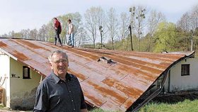 Tornádo zničilo střechu kabin. ´Před 30 lety jsem to zažil na vlastním domě,´ říká Bohuslav Silný (vpředu).