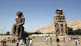 Osmnáct metrů vysoké Memnonovy kolosy poblíž Luxoru