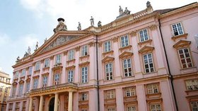 Primaciálny palác je skutečnou dominantou historického jádra města. Jeho počátky sahají do 13. století, dnes je sídlem primátora, v jeho útrobách se nachází expozice Galerie města Bratislavy.