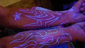 Ultrafialové tetování je novým hitem v USA