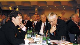 Stanislav Gross a Vladimír Špidla dělali během Zemanova projevu neviditelné. Právní koncipent dokonce ani netleskal.