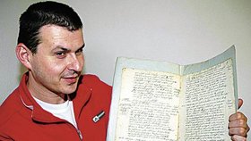 Ředitel Muzea Chodska Josef Nejdl ukazuje přepisy listin starých 700 let