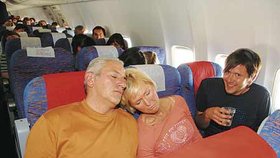 Helenu Vondráčkovou zmohla v letadle únava a usnula na rameni svého manžela