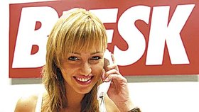 Česká Miss 2006 Renata Langmannová se nenechala záludnými otázkami volajících čtenářů Blesku v žádném případě odradit. ´Velmi jsem se pobavila a strávila jsem s nimi příjemnou hodinku,´ usmívala se misska v redakci.