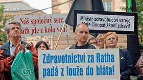 Více než 500 lidí protestovalo 24. května v Brně v rámci týdne zdravotnického neklidu proti současné politice ministra zdravotnictví Davida Ratha. 