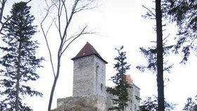 Hrad Kašperk je nedaleko Kašperských hor.