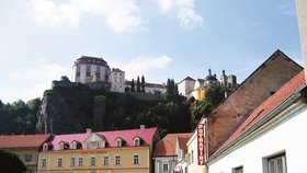 Vranovský zámek stojí na vysoké skále.