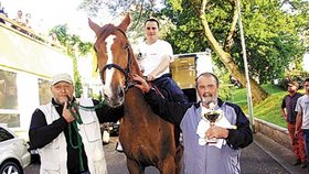 Živou výhru předal starostovi Merklína Josefu Níčovi (vpravo) a Eduardu Maznému (sedící) šéf karlovarských koňáků Vlastimil Balcar