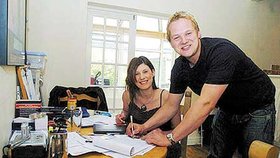Richard a Katie podepisují smlouvu