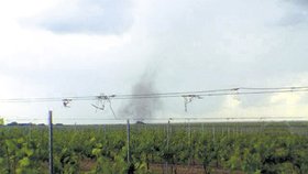 Silný vzdušný vír se přehnal nad vinicí Vinných sklepů Lechovice na Znojemsku