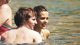 Léto a žhavé pláže Ibizy. James Blunt je po boku Petry Němcové nejšťastnějším chlapem pod sluncem.
