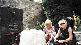 Poutním místem pro všechny návštěvníky se stal hrob Michala Tučného, o který s láskou pečují jeho manželka Marta a dcera Gábina.