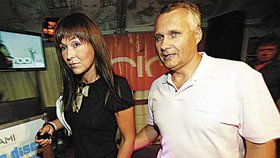 Katka Hrachovcová-Herčíková s manželem a ultrakrátkou ofinkou