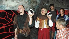 Která z lebek patřila bratru Žižkovi? Tak se ptají průvodci převlečení za husity turistů v táborském podzemí.
