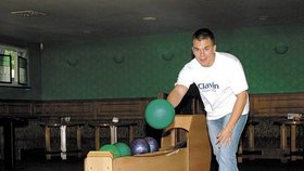 Šampión v onanování se odreagovává u bowlingu