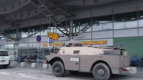 Obrněný transportér před letištěm