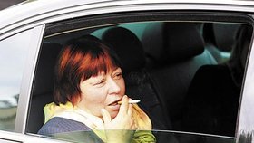 Premiérova manželka Zuzana Paroubková se těsně před smutečním obřadem uklidňovala jednou cigaretou za druhou