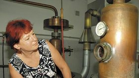 Majitelka pálenice Marie Stejskalová kontroluje teplotu na kotli, v němž se vyrábí lahodná pálenka.