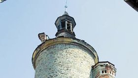Dominantou zámku ve Zbirohu je tato věž