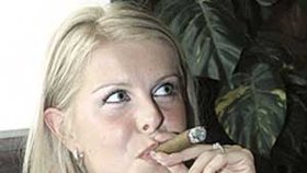 Kouření doutníků holdují i ženy