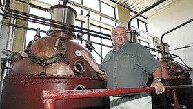 Kvas přijde do destilačních kolon, kde se pálí neboli destiluje. Ladislav Jarošek kontroluje destilační aparáty ve své Velecké pálenici.