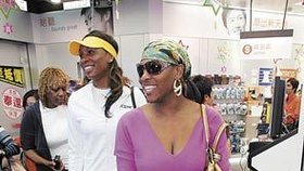 Na proslulou Causeway Bay si v lednu po tenisovém utkání odskočily i tenistky Serena a Venus Williamsovy. A za co nejvíc utrácely? Za luxusní boty a šaty
a samozřejmě za nejnovější elektroniku.