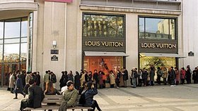 Otevření butiku Louis Vuitton na pařížské Champs Élysées se stalo jednou z největších společenských událostí loňského roku