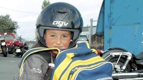 Marek (8) si to dnes na motorce frčí do školy. Tímto způsobem zakončuje školák prázdniny a vrhá se opět do učení.