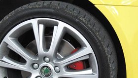 Od minulých ročníků modelový rok Octavie RS rozeznáte podle červených brzdových třmenů
