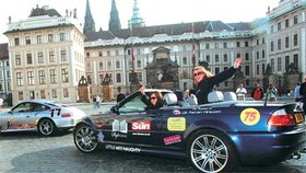 Návštěvníci Pražského hradu včera dopoledne více než na památku zírali na drahá auta