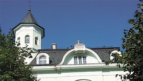 Vilu z roku 1914 po majiteli
Gustavu Becherovi užívali plných
36 let pionýři, až zcela
zchátrala. Oprava přijde kraj
nejméně na 50 miliónů korun.