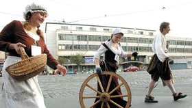 Tito soutěžící zvládli 67 kilometrů s kolem z Lednice do Brna v historických kostýmech! Trvalo jim přes osm hodin, než dorazili k hlavní brněnské poště (na snímku).