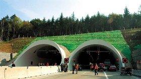 Nejdůležitější součástí nového dálničního obchvatu je tunel skrz vrch Valík. Poslední detaily se na tunelu vylaďovaly před jeho samotným otevřením.