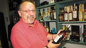 Ani černou whisky CÚ Dhub, která je smíchaná ze sto druhů malt whisky, Miloš Skácel nikdy neochutnal.