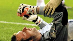 Osudná sobota 14. října.
Petr utrpěl v zápase anglické ligy
v Readingu těžké zranění lebky.