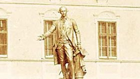 2,4 metry vysoká socha Josefa II. byla na novojičínském náměstí odhalena v roce 1902