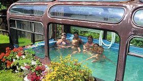 Ze starého autobusu byl nejprve skleník a pak se z něj stal téměř dokonalý bazén.