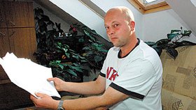 Korespondence se množí, úředníci se schovávají za popsané papíry, tvrdí otec zemřelého chlapce Petr Matia