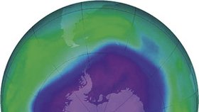 Ozónová díra nad Antarktidou vzniklá následkem znečišťování  ovzduší je jedním z původců ohřívání planety