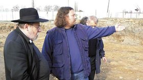 Rabín Karol Sidon si v doprovodu archeologa Jiřího Orny prohlíží místo, kde bylo objeveno středověké židovské pohřebiště