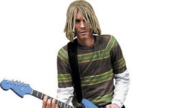 Vdově po Kurtu Cobainovi,
Courtney Love, se peníze sypou nejen z prodeje autorských práv na jeho písně, ale i z prodeje podobných suvenýrů, jako je tato figurka. V USA se prodává za 18 dolarů.