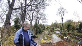 ´To jsou poslední hroby pro
domácí mazlíčky. Od ledna
se v pietním parku nebude
smět pohřbívat,´ ukazuje
smutně Pavel Lukáš.
