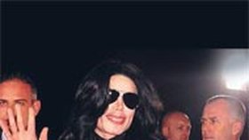 Michael přijíždí v celé slávě a vítá
fanoušky. Kromě něj obdrželi Diamantovou cenu v minulosti
také Mariah Carey, Céline Dion nebo Bon Jovi.
