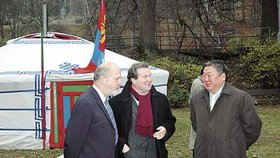 Richard Hašek (uprostřed) spolu s českým sinologem a mongologem Jiřím Šímou vítají mongolského velvyslance.