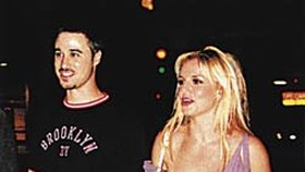 Britney Spears (24) a Jason Alexander (24)