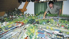 Jaroslav Navrátil vytvořil model
železnice za osm let. Model točny
se na tento záběr nevešel, nachází
se až za paneláky vpravo.