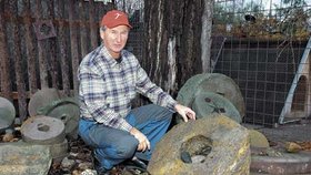 ´Tak tohle je rarita. Kámen upečený z vápence a vápna,´
ukazuje Jiří Král, který asi sto let starý kousek našel v Něčickém
údolí na Novojičínsku.