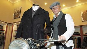 Jiří Korn se po vyzdobení výlohy v jednom pražském butiku v Pařížské ulici kochal historickou motorkou