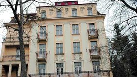 Šestipodlažní internát je poslední volná vila na třídě, která vede k Ruskému kostelu a hotelům patřícím Rusům